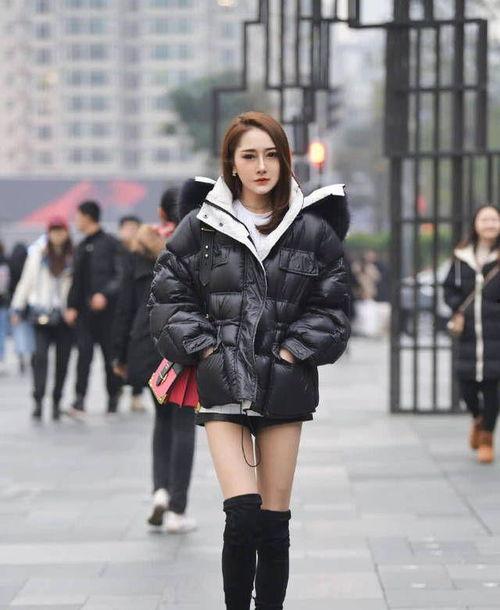 穿长筒靴在穿丝袜,时尚与舒适的完美融合